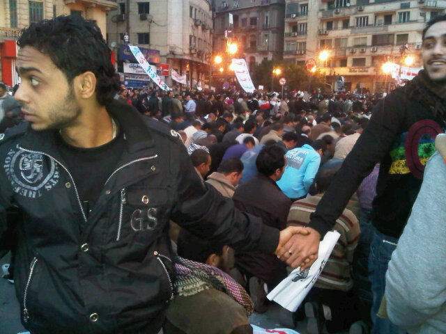 이집트 반정부 시위의 감동적인 장면 (무슬림들 기도 시간이 되자 크리스찬들이 인간방패가 되어 주는 사진).jpg