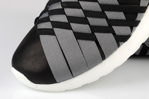 Nike-Wmns-Roshe-Run-Woven-2-0-641220-004-lifestyle-shoes-6.jpg